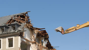 Cleveland, OH demolition service demolishing a house